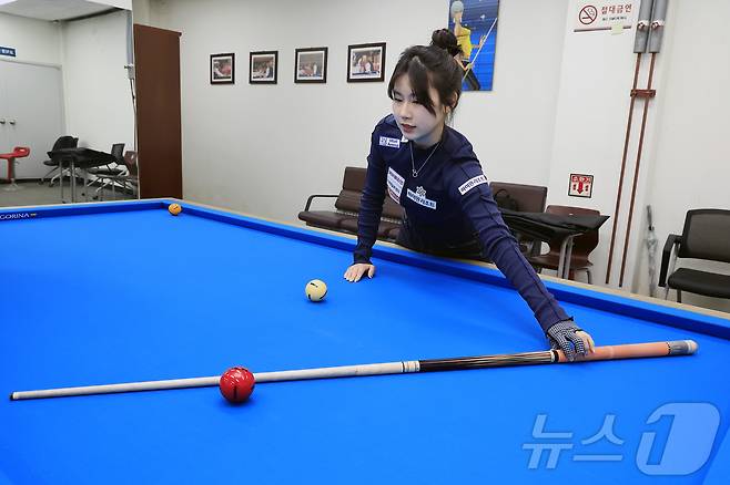 LPBA 무대에서 활약 중인 이미래 프로가 30일 오후 서울시 송파구 양재대로 한국체육대학교에서 뉴스1과 100세 운동법 '당구' 원포인트 레슨을 하고 있다. ⓒ 뉴스1 박정호 기자