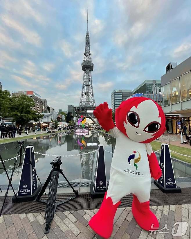 일본 나고야 대표적 명소인 주부전력 미라이타워 앞에서 2026 아이치·나고야 아시안게임을 홍보 중인 공식 캐릭터 '호노혼'(아시안게임 조직위원회) ⓒ 뉴스1