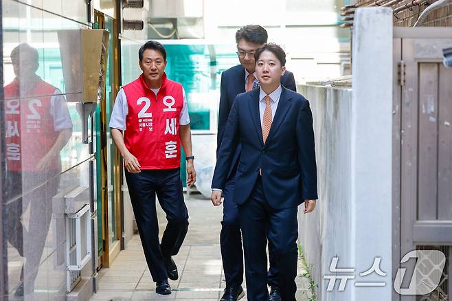 오세훈 국민의힘 서울시장 후보와 이준석 개혁신당 대표, 김정철 서울시장 후보가 16일 오전 서울 노원구 공릉로의 원룸을 찾아 이곳에서 자취하는 대학생과 대화하며 애로사항을 청취한 뒤 이동하고 있다. 2026.5.16 ⓒ 뉴스1 안은나 기자