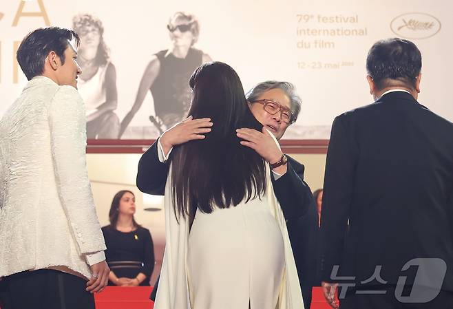 16일(현지시간) 프랑스 남부 소도시 칸 팔레 데 페스티발(Palais des Festivals) 뤼미에르 대극장에서 열린 제79회 칸 국제영화제 미드나잇 스크리닝 초청작 ‘군체’ 공식 시사회에서 경쟁부문 심사위원장을 맡은 박찬욱 감독이 배우 전지현과 포옹하고 있다. 2026.5.16 ⓒ 뉴스1 이준성 특파원