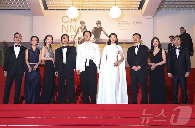 16일(현지시간) 프랑스 남부 소도시 칸 팔레 데 페스티발(Palais des Festivals) 뤼미에르 대극장에서 열린 제79회 칸 국제영화제 미드나잇 스크리닝 초청작 ‘군체’ 공식 시사회에서 연상호 감독과 전지현, 지창욱, 구교환, 신현빈, 김신록 등 출연진이 레드카펫에 올라 포즈를 취하고 있다. 2026.5.16 ⓒ 뉴스1 이준성 특파원