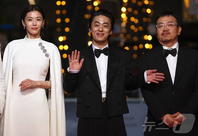 16일(현지시간) 프랑스 남부 소도시 칸 팔레 데 페스티발(Palais des Festivals) 뤼미에르 대극장에서 열린 제79회 칸 국제영화제 미드나잇 스크리닝 초청작 ‘군체’ 공식 시사회에서 연상호 감독과 주연배우 전지현, 구교환이 레드카펫에 오를 준비를 하고 있다. 2026.5.16 ⓒ 뉴스1 이준성 특파원