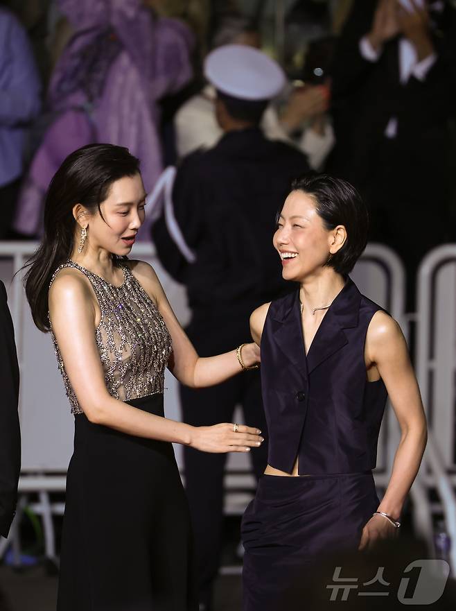 16일(현지시간) 프랑스 남부 소도시 칸 팔레 데 페스티발(Palais des Festivals) 뤼미에르 대극장에서 열린 제79회 칸 국제영화제 미드나잇 스크리닝 초청작 ‘군체’ 공식 시사회에서 주연배우 신현빈, 김신록이 레드카펫에 오를 준비를 하고 있다. 2026.5.16 ⓒ 뉴스1 이준성 특파원
