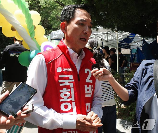 박민식 국민의힘 부산 북구갑 국회의원 보궐선거 후보가 16일 부산 북구 만덕동 백양근린공원에서 열린 만덕지기 마을축제에서 기자들과 인터뷰를 하고 있다. 2026.05.16 ⓒ 뉴스1 김세정 기자