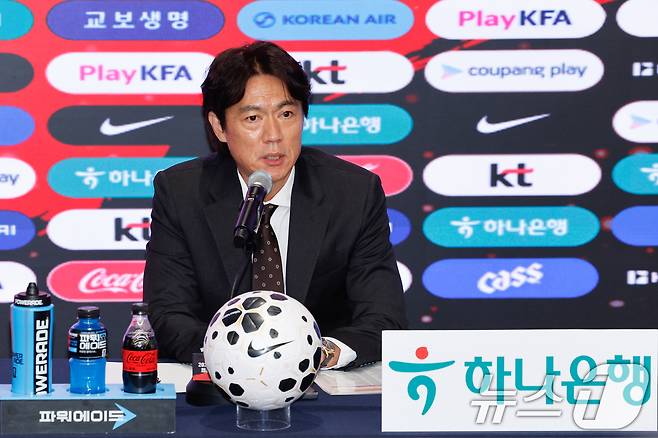 홍명보 감독이 16일 오후 서울 종로구 KT온마당에서 2026 FIFA 북중미 월드컵 대한민국 축구대표팀 최종 명단을 발표하고 있다. 2026.5.16 ⓒ 뉴스1 안은나 기자