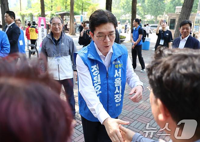정원오 더불어민주당 서울시장 후보가 16일 서울 송파구 잠실실내체육관에서 열린 2026 서울시민체육대축전에 참석하며 참석자들과 인사를 나누고 있다. 2026.5.16 ⓒ 뉴스1 김도우 기자