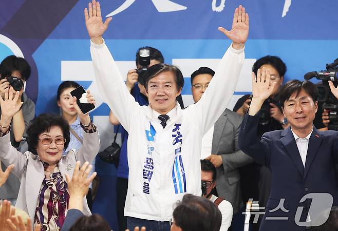 조국 조국혁신당 경기 팽택을 국회의원 후보가 15일 경기 평택시 안중읍 선거사무소에서 열린 개소식에서 기념촬영을 하고 있다. (공동취재) 2026.5.16 ⓒ 뉴스1 김영운 기자