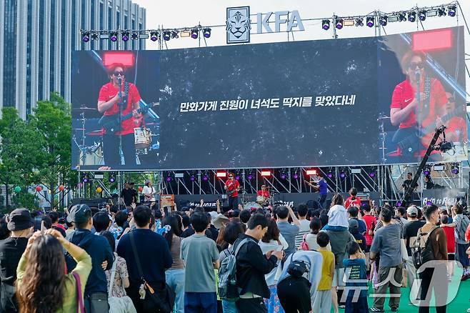 윤도현밴드(YB)가 16일 오후 서울 종로구 광화문광장에서 2026 FIFA 북중미 월드컵 대한민국 축구국가대표팀 최종 명단 발표를 기념해 치어링 콘서트를 펼치고 있다. 2026.5.16 ⓒ 뉴스1 안은나 기자
