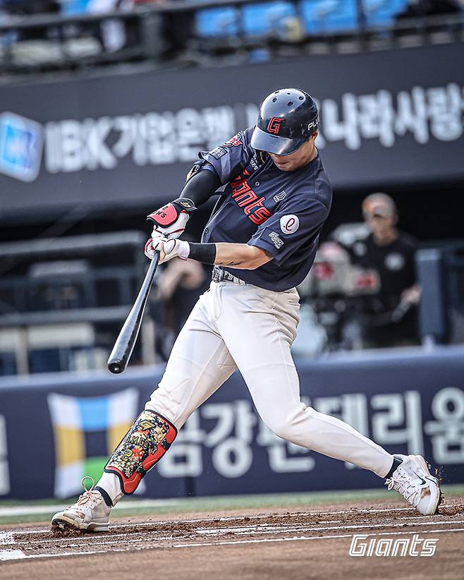 롯데 고승민이 15일 잠시구장에서 열린 2026 KBO리그 정규시즌 두산전에서 안타를 치고 있다. 사진 | 롯데 자이언츠