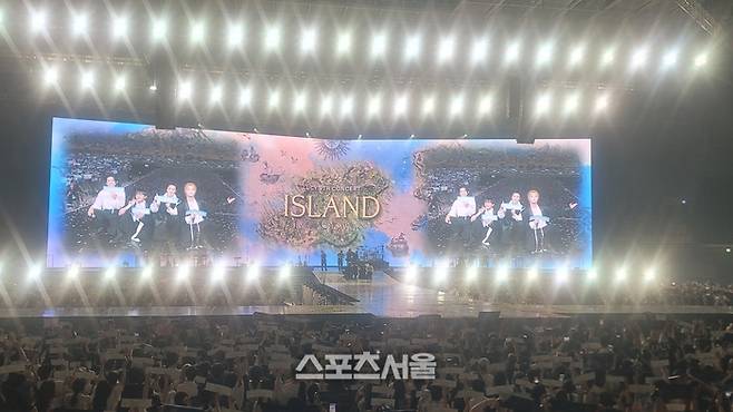 밴드 루시 KSPO DOME 콘서트에서 팬들과 함께 기념 촬영하는 모습  사진ㅣ임재청 기자