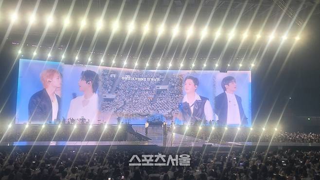 밴드 루시 KSPO DOME 콘서트 마지막에 팬들이 노래로 화답하는 모습 사진ㅣ임재청 기자