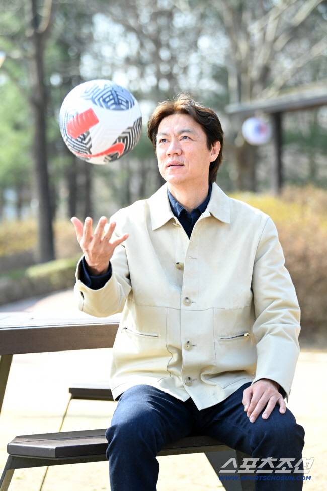 홍명보 축구 국가대표팀 감독이 17일 경기도 분당 율동공원에서 진행된 스포츠조선과의 인터뷰에 앞서 포즈를 취하고 있다. 분당=허상욱 기자wook@sportschosun.com/2026.03.17/