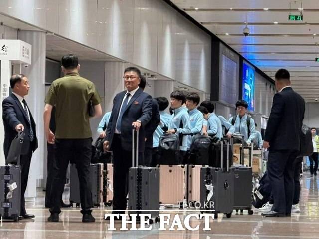 북한 여자축구단 '내고향여자축구단'은 오는 17일 인천국제공항을 통해 방남해 20일 수원종합운동장에서 수원FC위민과 맞붙는다. 베이징 도착한 북한 여자축구 내고향축구단 모습. /남북체육교류협회 제공