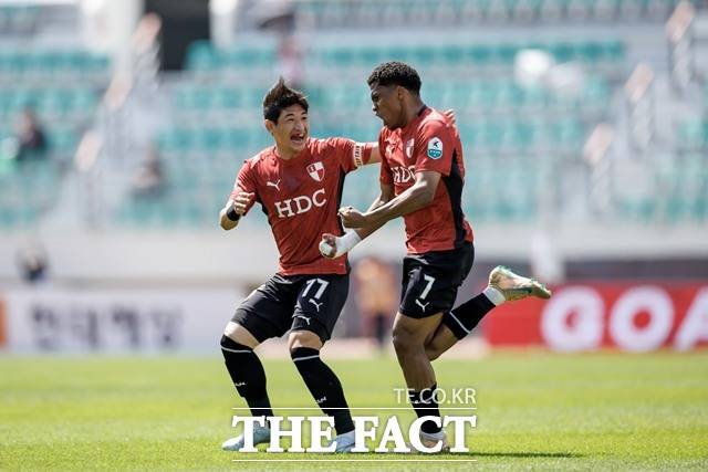 K리그2 단독 선두를 질주하고 있는 부산의 사비에르(오른쪽)와 장호익의 골 세리머니./K리그