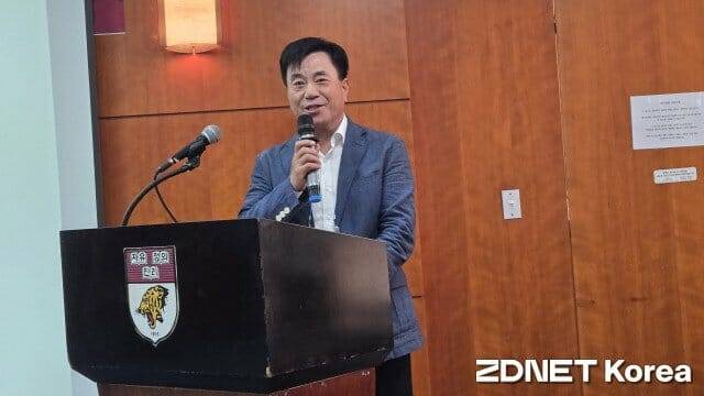 2기 원우를 대표해 강봉원 마크애니 부사장이 소감을 말하고 있다.