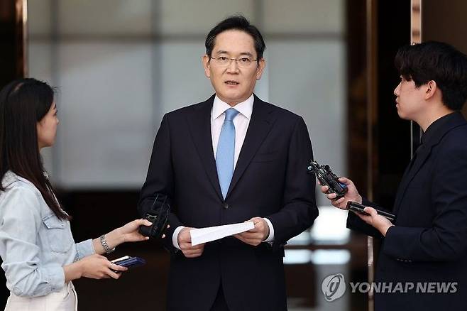 이재용 삼성전자 회장은 16일 오후 서울 김포비즈니스항공센터(SGBAC)에서 일본 출장을 마치고 귀국하며 취재진과 만나 입장을 밝히고 있다. 연합뉴스.