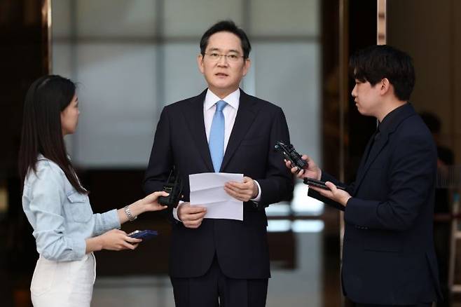 해외 출장을 마치고 귀국한 이재용 삼성전자 회장이 16일 서울 김포비즈니스항공센터(SGBAC)에서 입장문을 읽고 있다. 연합뉴스