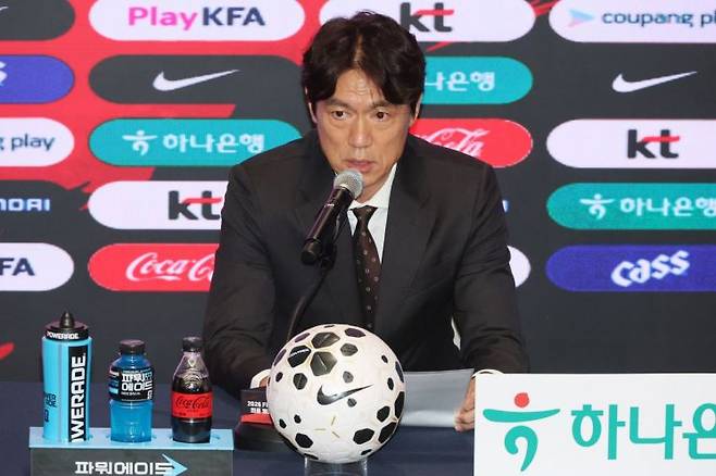 홍명보 한국 축구대표팀 감독이 16일 서울 종로구 KT 광화문 빌딩 웨스트 온마당에서 열린 2026 북중미 월드컵 최종 명단 발표 기자회견에서 취재진의 질문에 답하고 있다. 연합뉴스