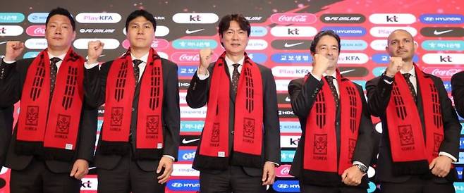 홍명보 한국 축구대표팀 감독이 16일 서울 종로구 KT 광화문 빌딩 웨스트 온마당에서 열린 2026 북중미 월드컵 최종 명단 발표 기자회견에서 코치진과 함께 기념촬영을 하고 있다. 연합뉴스