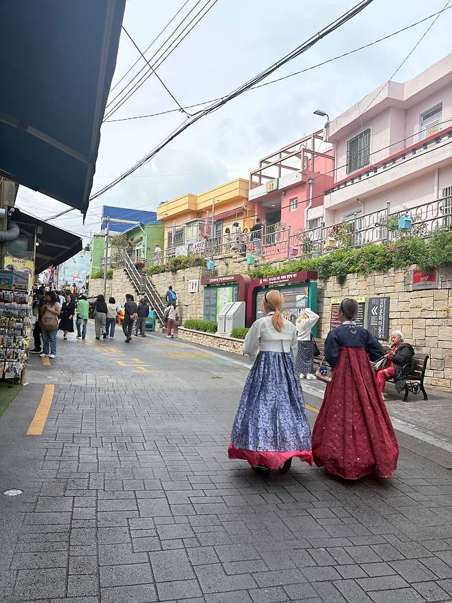 12일 부산 감천문화마을에서 한복을 입은 외국인들이 골목을 걷고 있는 모습. /이옥진 기자