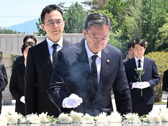 정성호 법무부 장관과 구자현 검찰총장 대행이 5·18 46주기를 사흘 앞둔 15일 광주 북구 운정동 국립5·18민주묘지를 찾아 분향하고 있다. /뉴시스