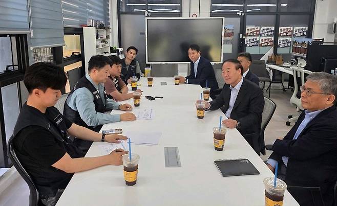 삼성전자 DS부문 사장단이 15일 오후 경기 삼성전자 평택캠퍼스 내 노동조합 사무실을 방문해 삼성전자노동조합 공동투쟁본부와 대화하고 있다. 뉴시스