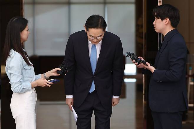 해외 출장을 마치고 급거 귀국한 이재용 삼성전자 회장이 16일 서울 김포비즈니스항공센터(SGBAC)에서 머리 숙여 사죄 인사를 하고 있다. 2026.5.16 mon@yna.co.kr (끝)