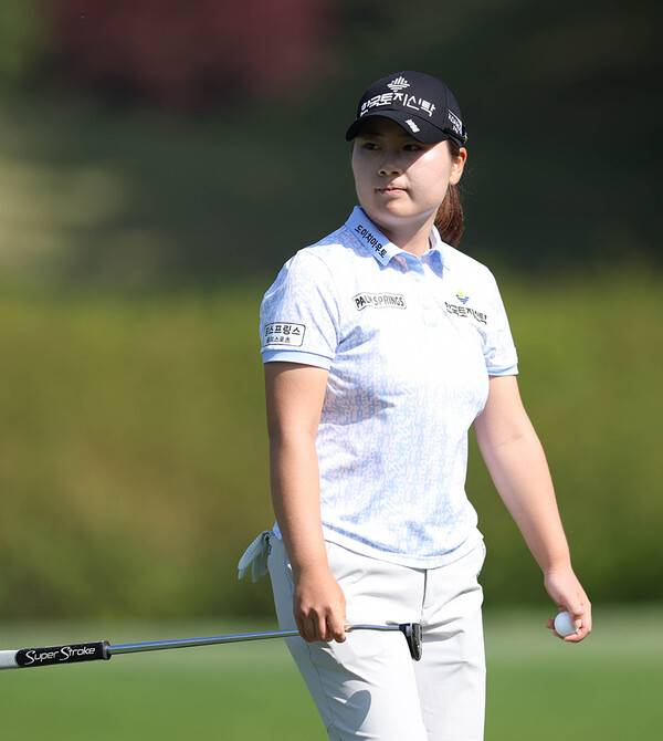 2026년 한국여자프로골프(KLPGA) 투어 제18회 두산 매치플레이 8강에 진출한 홍정민 프로가 16강전에서 경기하는 모습이다. 사진제공=KLPGA (사진을 무단으로 사용하지 마십시오.)