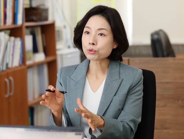 정회옥 명지대 정치외교학과 교수가 6일 서울 서대문구 명지대 연구실에서 한겨레와 인터뷰하며 한국의 연령차별주의에 대해 비판하고 있다. 박종식 기자 anaki@hani.co.kr