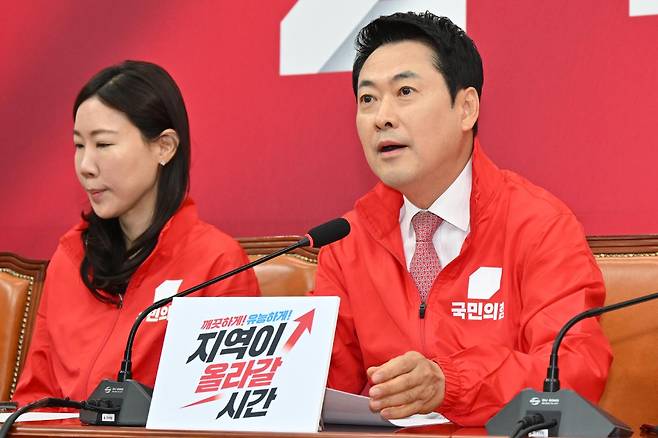 장동혁 국민의힘 대표가 15일 국회에서 열린 중앙선거대책위원회의에 참석해 모두발언을 하고 있다. 민경석 기자