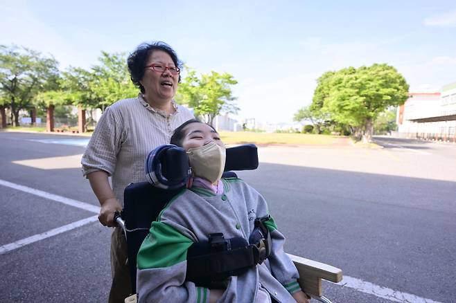 7일 부산 혜남학교로 배유화씨가 활동지원사 우동주씨와 등교하고 있다. 부산=최주연 기자