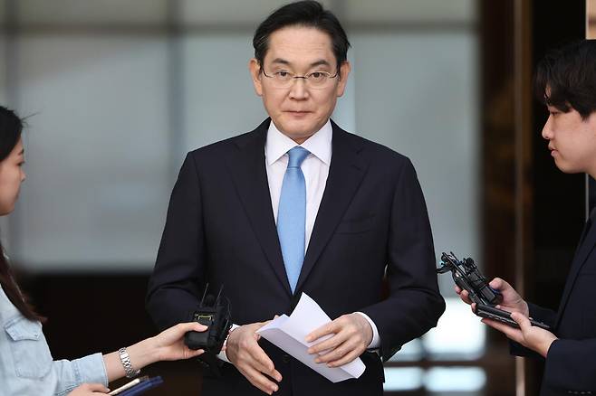 이재용 삼성전자 회장이 16일 서울 김포비즈니스항공센터를 통해 귀국하며 삼성전자 노사 협상 관련 입장문 발표 준비를 하고 있다. 연합뉴스