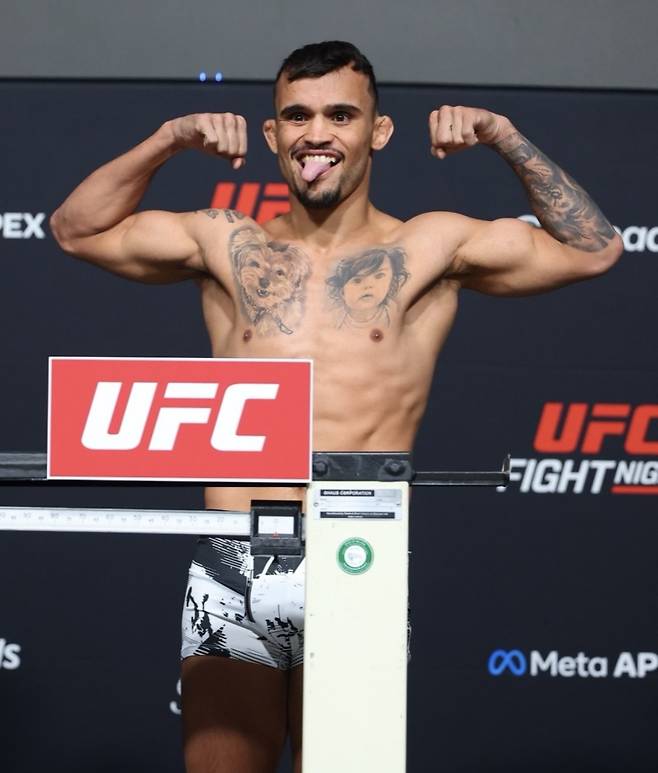 계체에 성공한 다니엘 산토스. 사진=UFC