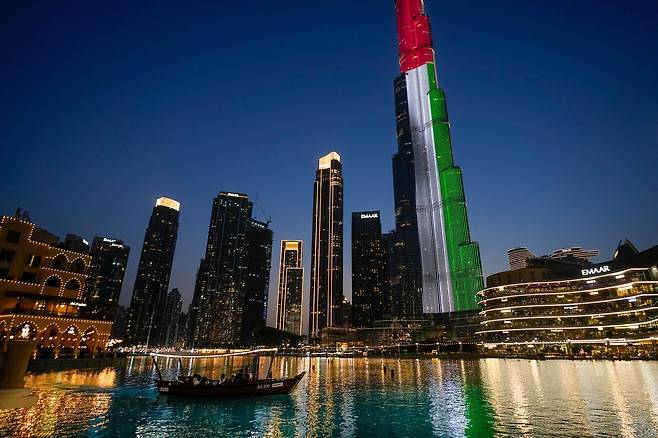 지난 6일 아랍에미리트 두바이에서 세계 최고층 빌딩인 부르주 칼리파가 UAE 국기 색상으로 조명을 밝히고 있다. AP=연합뉴스