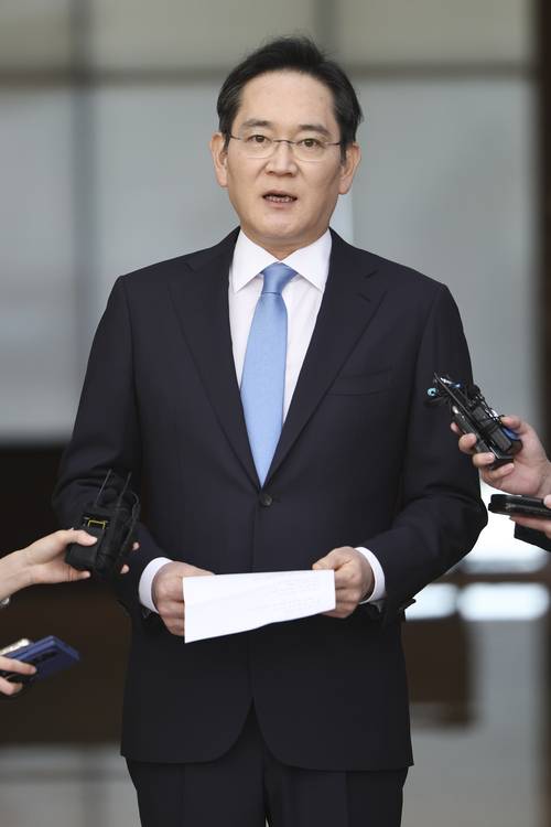 ▲ 일본 출장을 마치고 귀국한 이재용 삼성전자 회장이 16일 서울 김포비즈니스항공센터(SGBAC)에서 입장문을 읽고 있다. 연합뉴스