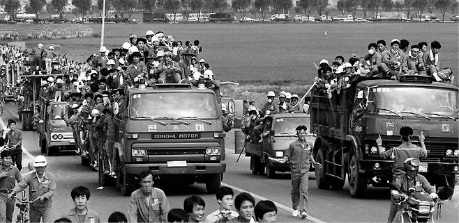 1987년 8월 파업을 선언한 현대중공업 등 현대그룹 근로자들이 울산공설운동장(현 울산종합운동장)으로 향하며 농성을 벌이고 있다.  /한경DB
