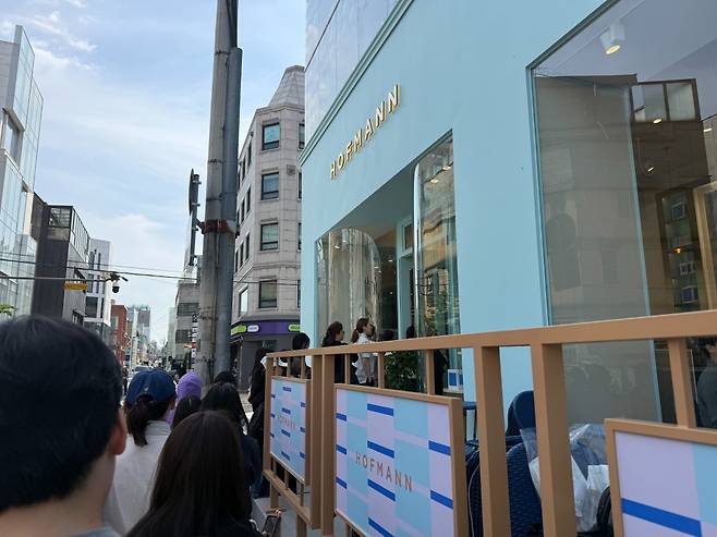 지난 11일, 호프만 베이커리 앞에 긴 대기 행렬이 이어지고 있다./사진=배현의 인턴기자