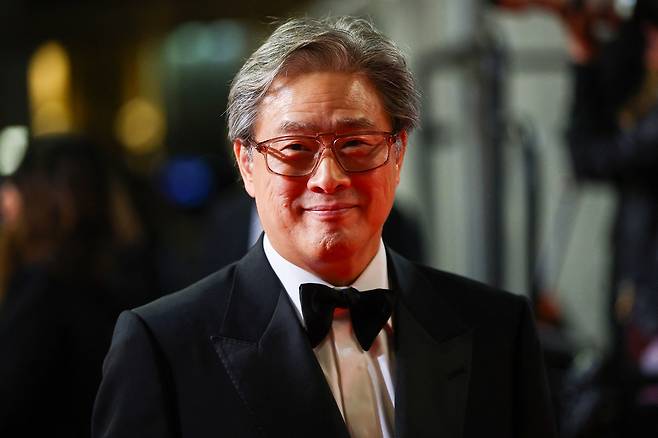 제79회 칸 국제영화제 경쟁부문 심사위원장인 박찬욱 감독이 16일(현지시간) 오전 12시30분쯤 프랑스 칸 뤼미에르 대극장 앞 레드카펫에 도착한 <군체> 팀을 마중했다. 로이터연합뉴스