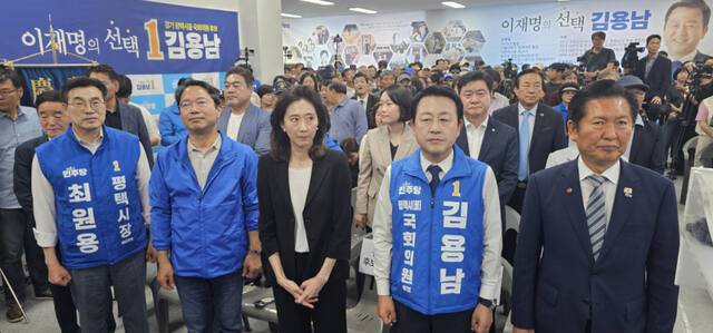 16일 평택시 안중읍에서 열린 김용남 평택을 국회의원선거 후보(우측 두 번째) 선거사무소 개소식에서 정청래 더불어민주당 당대표(우측 첫 번째)와 최원용 평택시장 후보(좌측 첫 번째) 등 참석자들과 기념촬영을 하고 있다. 윤동현기자