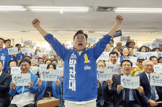 기념 촬영하는 더불어민주당 박찬대 인천시장 후보 / 사진=연합뉴스