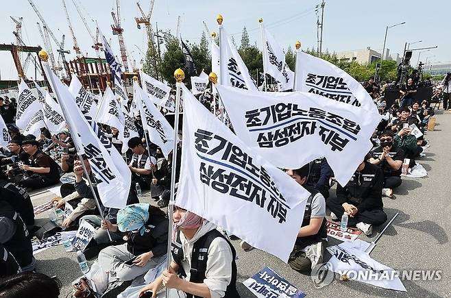 지난달 23일 경기도 평택시 삼성전자 평택캠퍼스 앞에서 열린 삼성전자 노동조합 공동투쟁본부의 ‘투명하게 바꾸고, 상한폐지 실현하자-4/23 투쟁 결의대회’에서 조합원들이 구호를 외치고 있다. [연합뉴스]