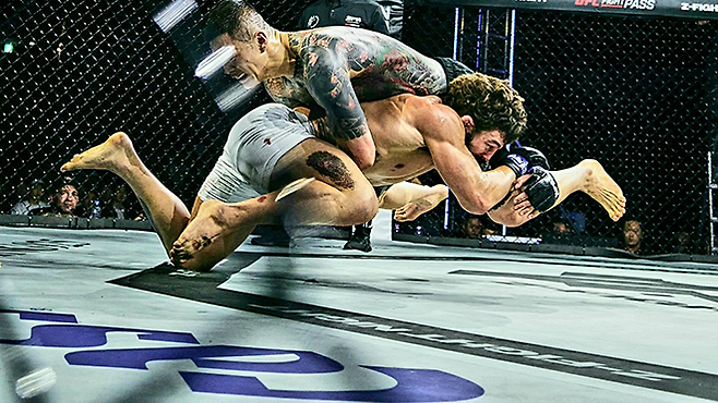 빅리그 10경기 앨릭스 에런 펄리지가 2026년 5월 서울올림픽핸드볼경기장 Z-Fight Night 04 메인이벤트에서 Contender Series 황인수를 넘기지 못하고 있다. ‘코리안 좀비’ 정찬성 대표의 ZFN은 UFC Fight Pass를 통해 중남미 제외 글로벌 생중계된다. 사진=MCP ECC