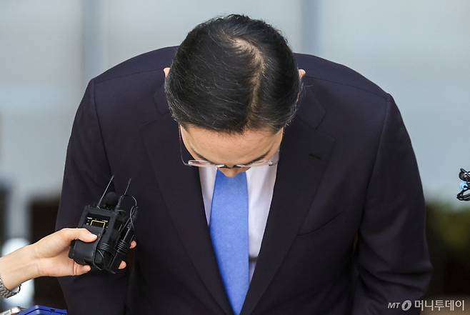 [서울=뉴시스] 정병혁 기자 = 이재용 삼성전자 회장이 16일 서울 강서구 김포비즈니스항공센터로 귀국하며 취재진 앞에서 총파업이 예고된 노사 현안과 관련해 입장을 밝히며 머리를 숙여 사죄 인사를 하고 있다. 2026.05.16. jhope@newsis.com /사진=정병혁