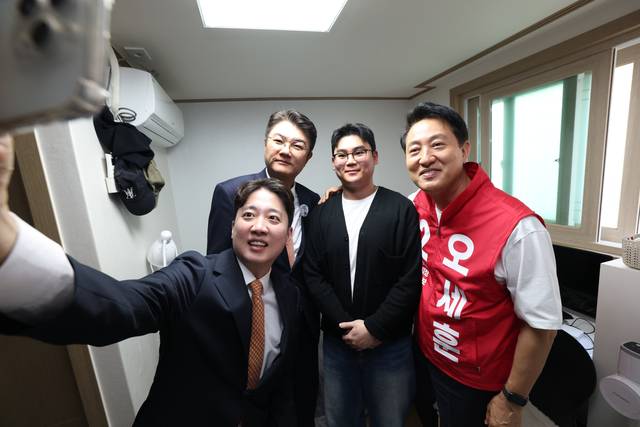 오세훈 국민의힘 서울시장 후보(맨 오른쪽)와 이준석 개혁신당 대표(맨 왼쪽), 김정철 서울시장 후보(왼쪽 두번째)가 16일 오전 서울 노원구의 원룸을 찾아 자취하는 대학생과 기념촬영을 하고 있다. 오세훈 국민의힘 서울시장 후보 캠프 제공