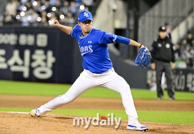 2026년 4월 29일 오후 서울 잠실구장에서 열린 '2026 신한 SOL KBO리그' 삼성 라이온즈와 두산 베어스 경기. 삼성 임기영이 8회말 구원등판해 역투하고 있다./마이데일리
