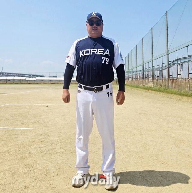 대한유소년야구연맹 21기 대표팀이 16일 쯔루하마야구장에서 일본 오사카 지역팀과 국제교류전 2일차 경기를 치렀다. 김동성 무안군유소년야구단 감독이 인터뷰가 끝난 뒤 사진 촬영을 하고 있다./쯔루하마야구장(일본)=노찬혁 기자