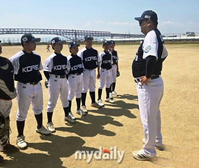 대한유소년야구연맹 21기 대표팀이 16일 쯔루하마야구장에서 일본 오사카 지역팀과 국제교류전 2일차 경기를 치렀다. 김동성 무안군유소년야구단 감독이 아이들에게 지도를 하고 있다./쯔루하마야구장(일본)=노찬혁 기자
