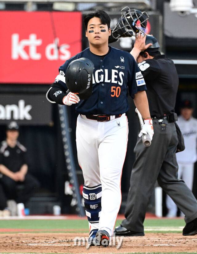 2026년 5월 15일 오후 경기도 수원KT위즈파크에서 열린 '2026 신한 SOL KBO리그' 한화 이글스와 KT 위즈의 경기. 한화 강백호가 2회초 선두타자로 나와 헬멧을 벗고 인사를 준비하고 있다./마이데일리