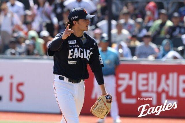 한화 이글스 오웬 화이트가 16일 수원 KT 위즈파크에서 열린 KT 위즈와의 원정경기서 투구 후 마운드에서 내려가고 있다./한화 이글스 제공