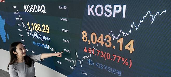 코스피가 사상 첫 8000포인트를 돌파한 15일 오전 서울 여의도 KB국민은행 딜링룸에 코스피 지수 등이 표시돼 있다. 윤창빈 기자